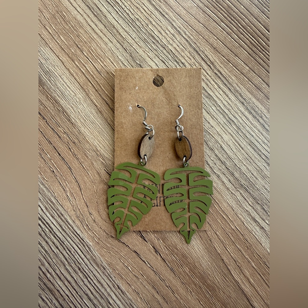 NWT RAINDROP GIFTSHOP LEAF EARRINGS